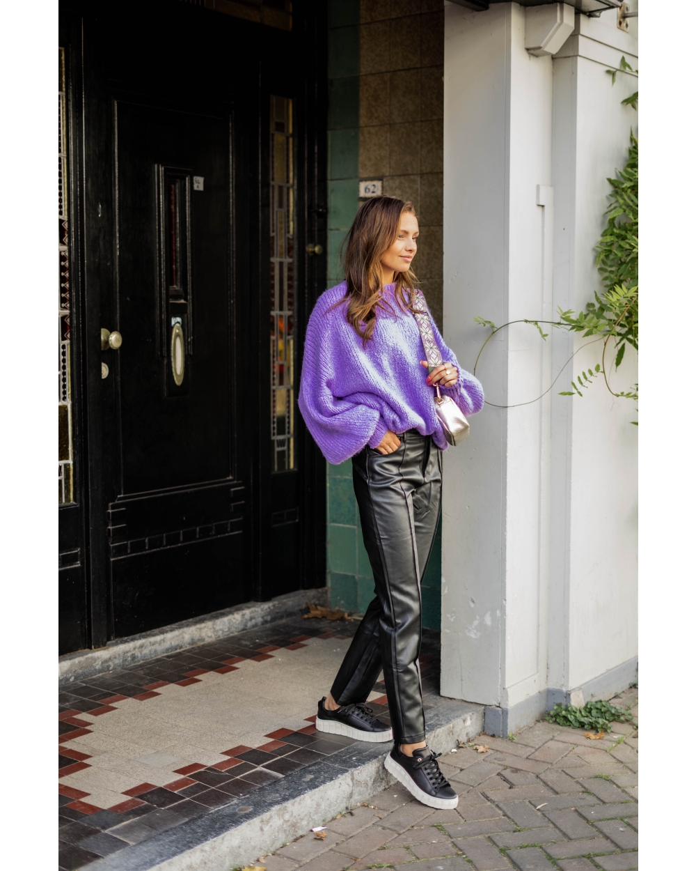 VEGAN LEATHER STRAIGHT LEG PANTS ZWART