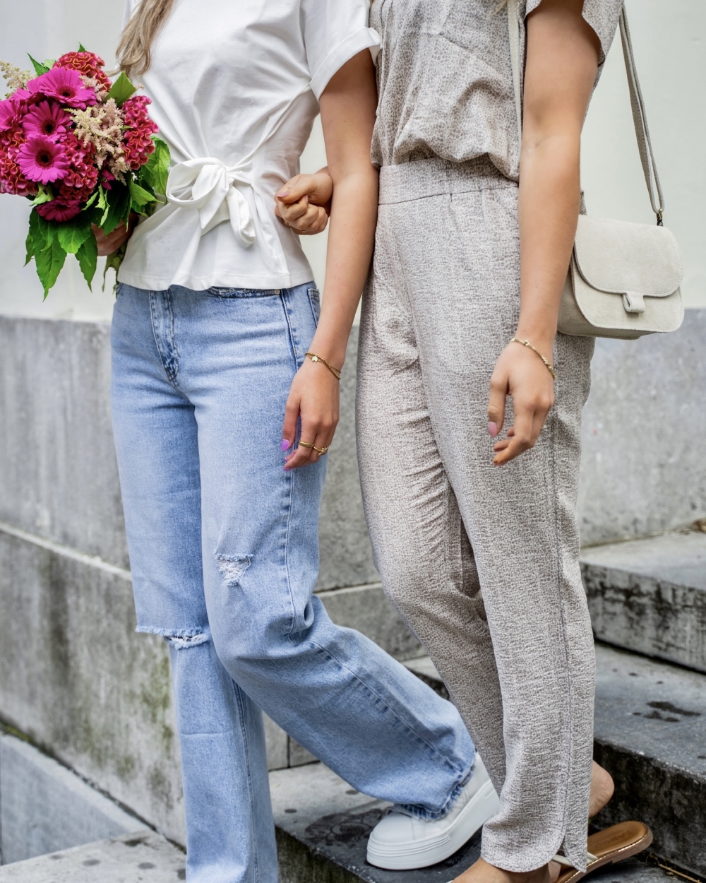 BROEK MET PRINT GRIJS