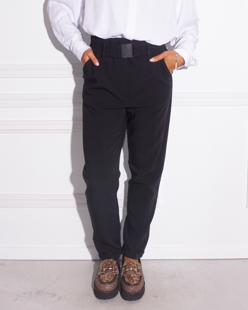 WOVEN BROEK MET RIEM DETAIL ZWART