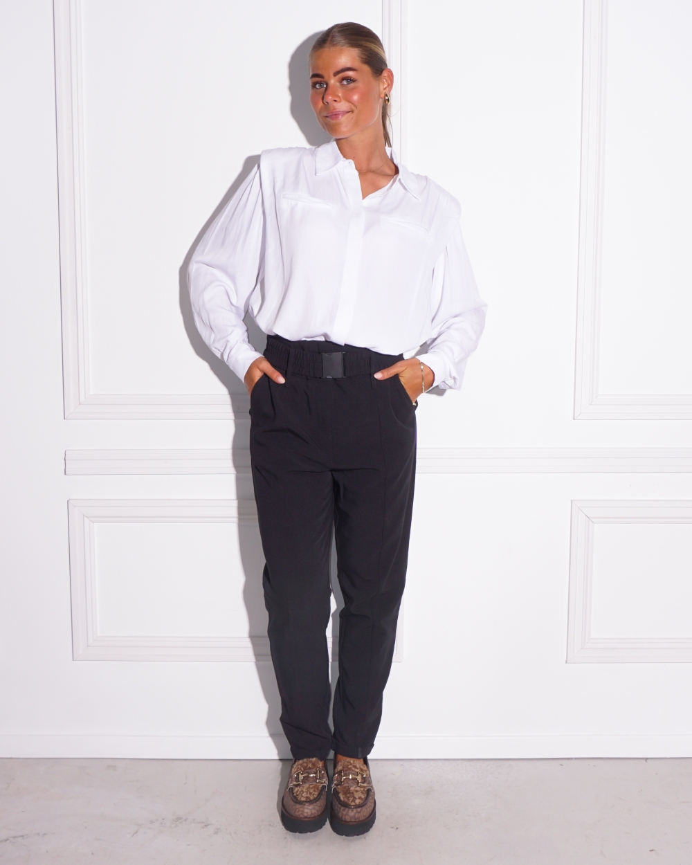 WOVEN BROEK MET RIEM DETAIL ZWART