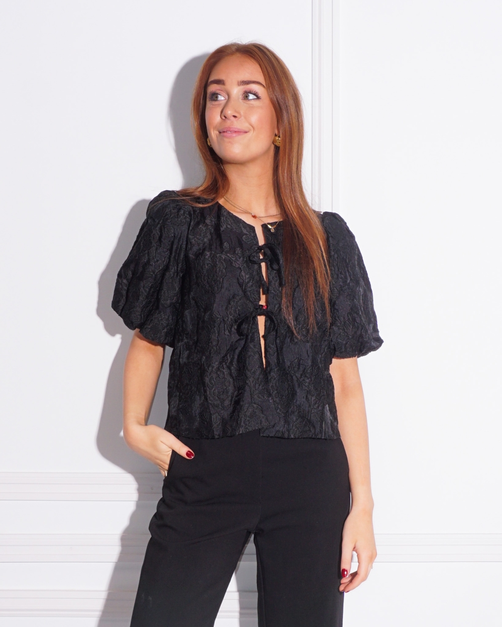 BLOUSE ASKA MET STRIKJES ZWART 
