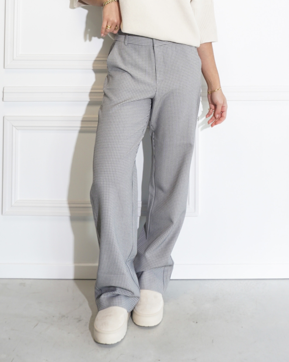 PANTALON MET RUITPATROON GRIJS