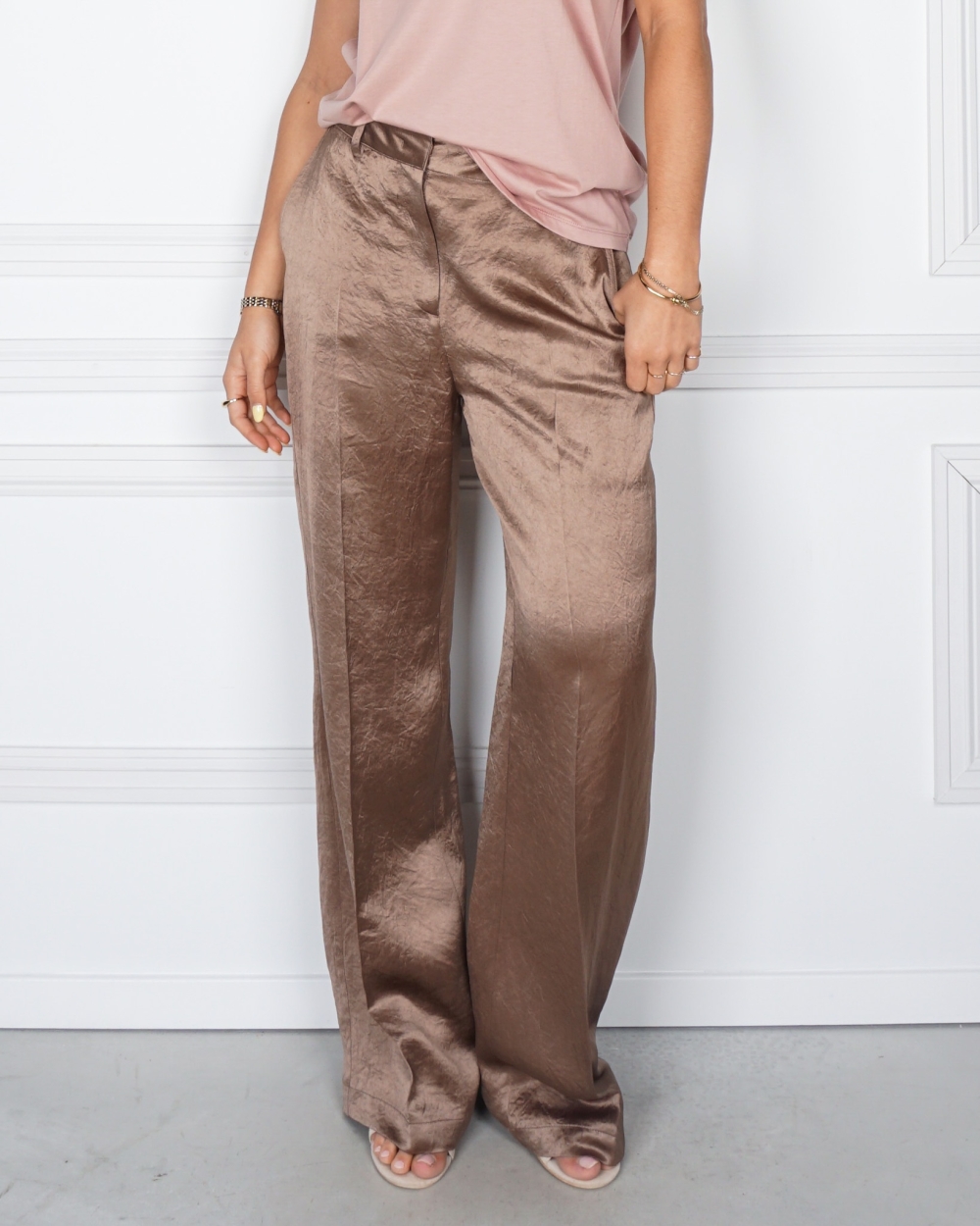 SATIJNEN BROEK MET WIJDE PIJPEN