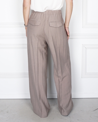 BROEK MET WIJDE PIJPEN EN PLOOIDETAIL 