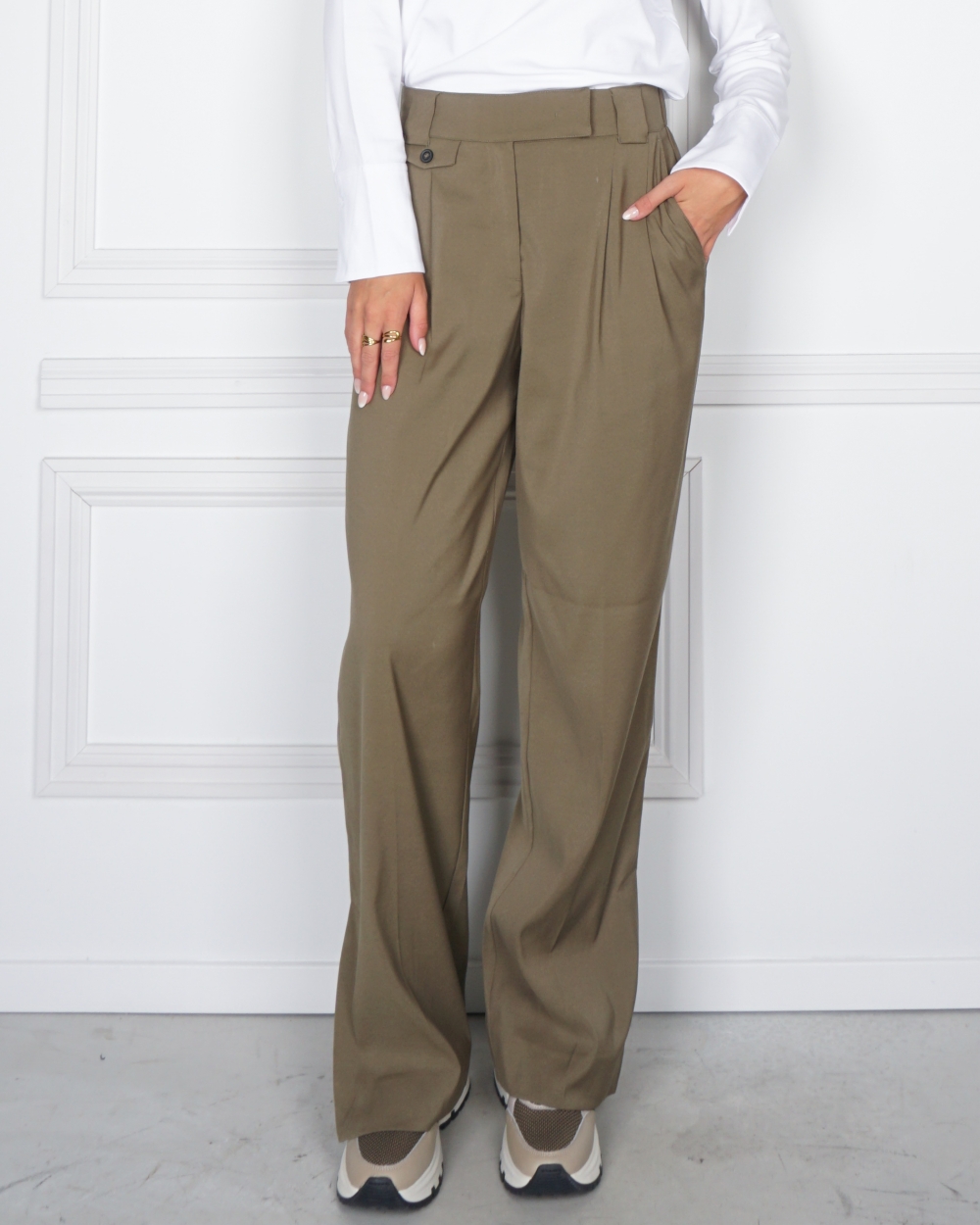 PANTALON MET ZAKDETAIL OLIJF GROEN