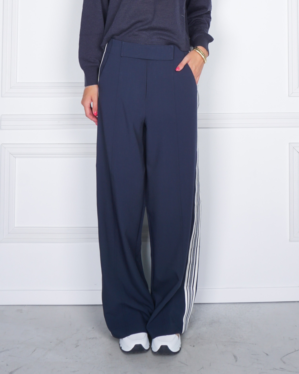 BROEK MET STREPEN AAN DE ZIJKANT DONKER BLAUW
