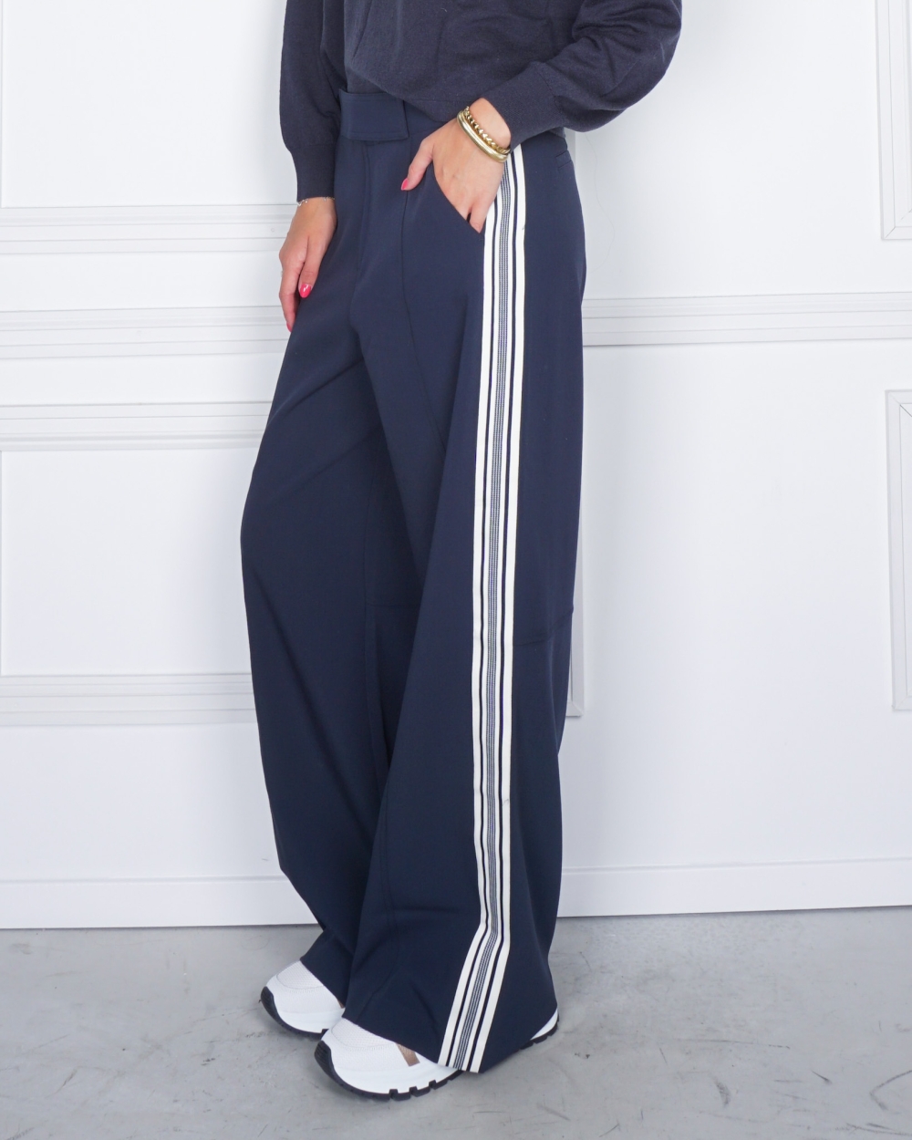 BROEK MET STREPEN AAN DE ZIJKANT DONKER BLAUW
