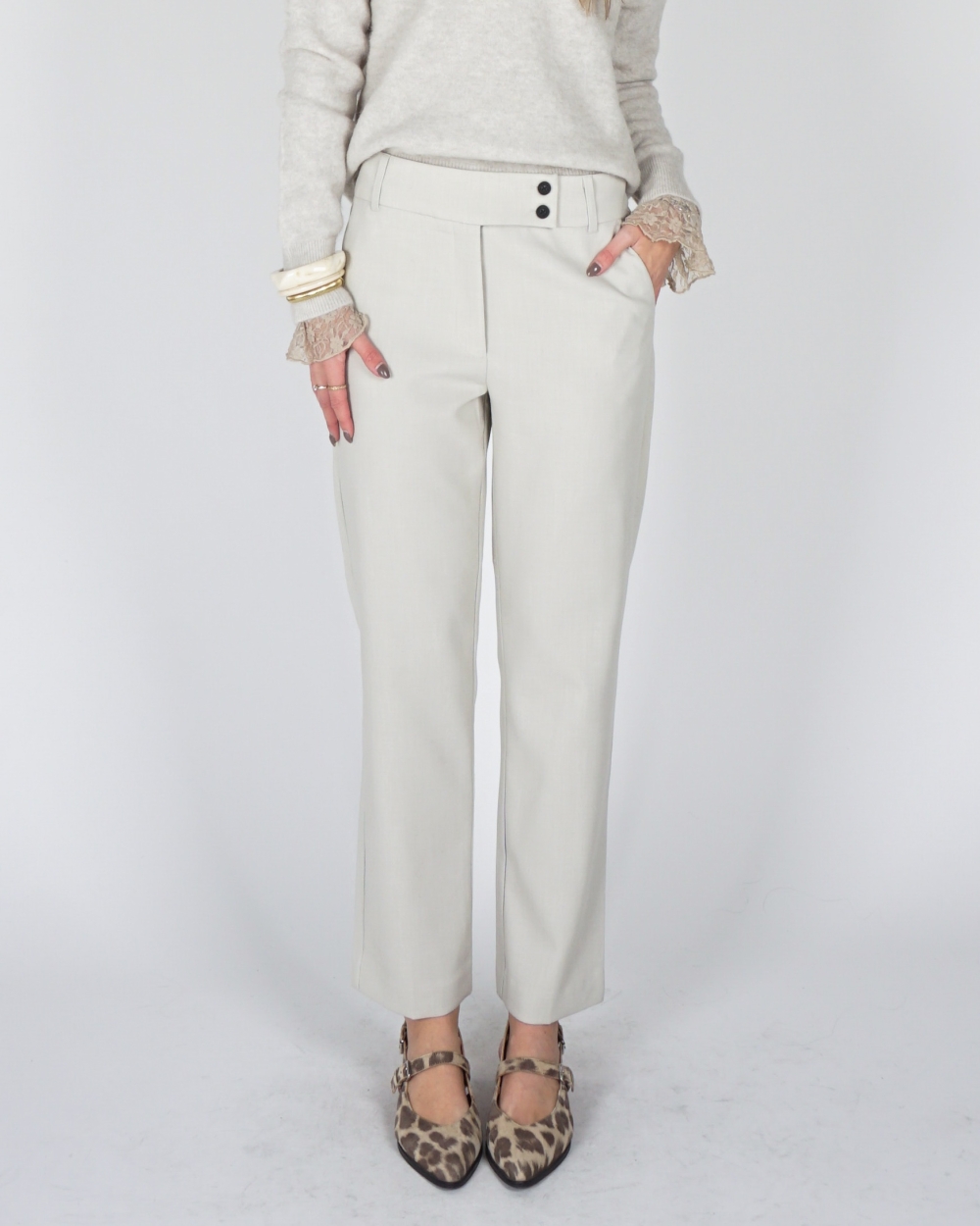 BROEK MET SCHUINE KNOPEN BEIGE