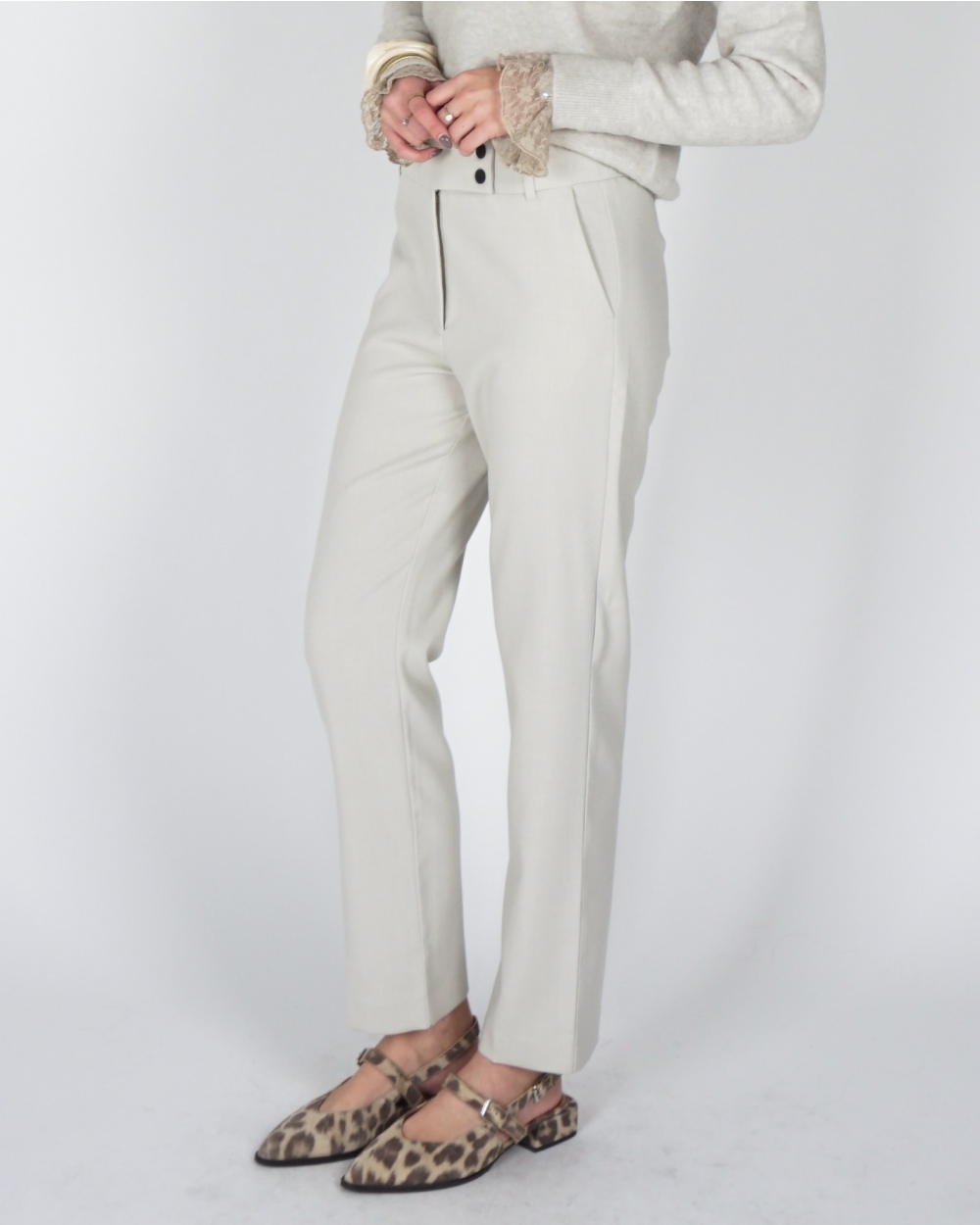 BROEK MET SCHUINE KNOPEN BEIGE