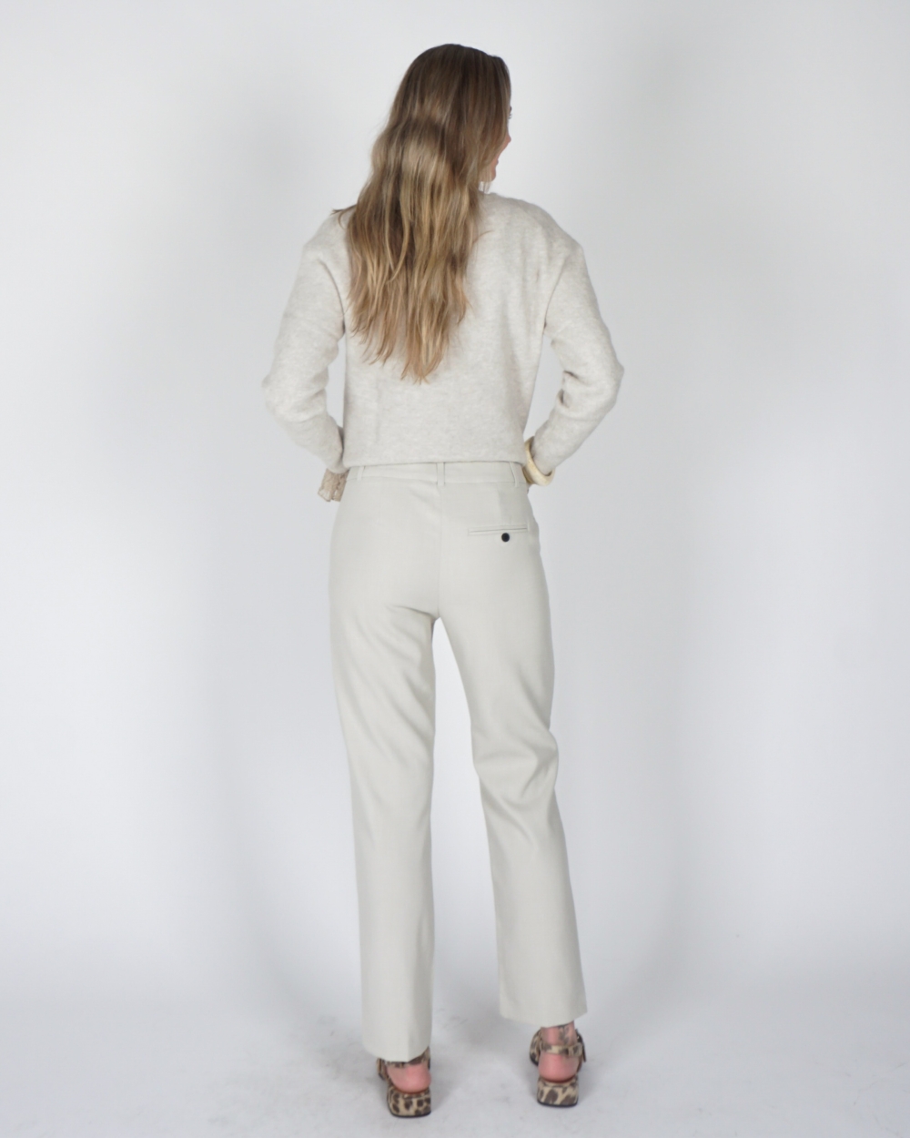 BROEK MET SCHUINE KNOPEN BEIGE