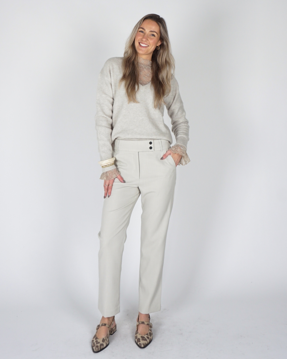 BROEK MET SCHUINE KNOPEN BEIGE