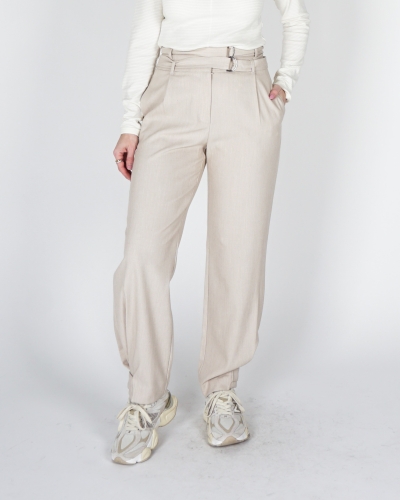 LOSSE BROEK MET DUBBELE RIEM EN KNOOPDETAIL BEIGE