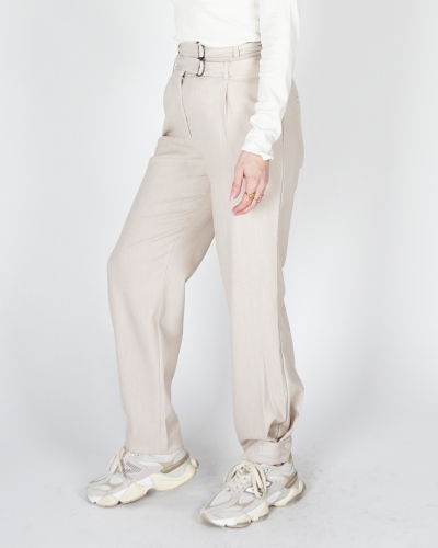 LOSSE BROEK MET DUBBELE RIEM EN KNOOPDETAIL BEIGE
