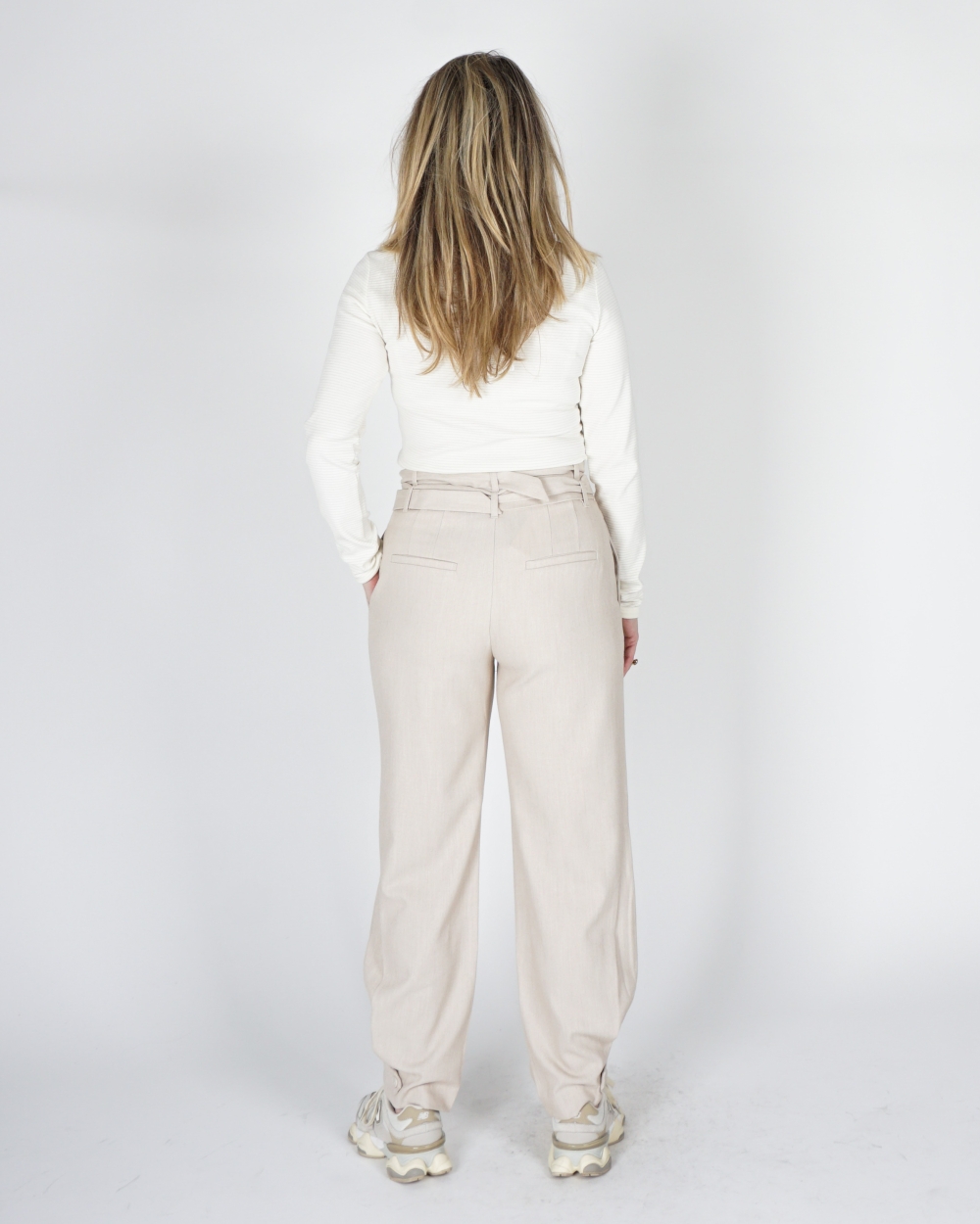 LOSSE BROEK MET DUBBELE RIEM EN KNOOPDETAIL BEIGE