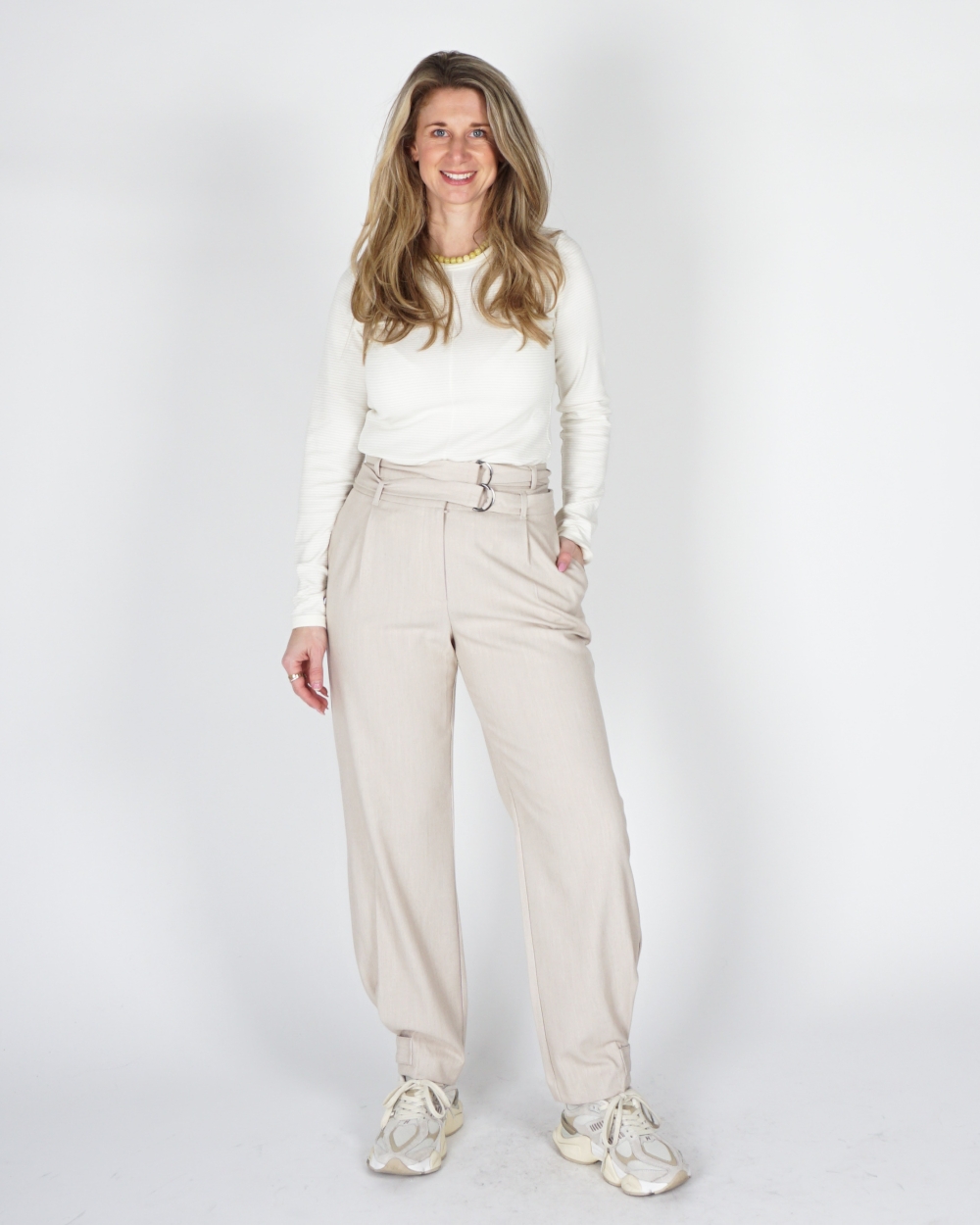 LOSSE BROEK MET DUBBELE RIEM EN KNOOPDETAIL BEIGE