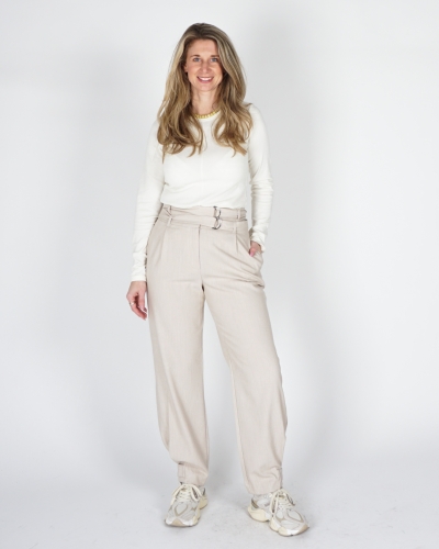 LOSSE BROEK MET DUBBELE RIEM EN KNOOPDETAIL BEIGE