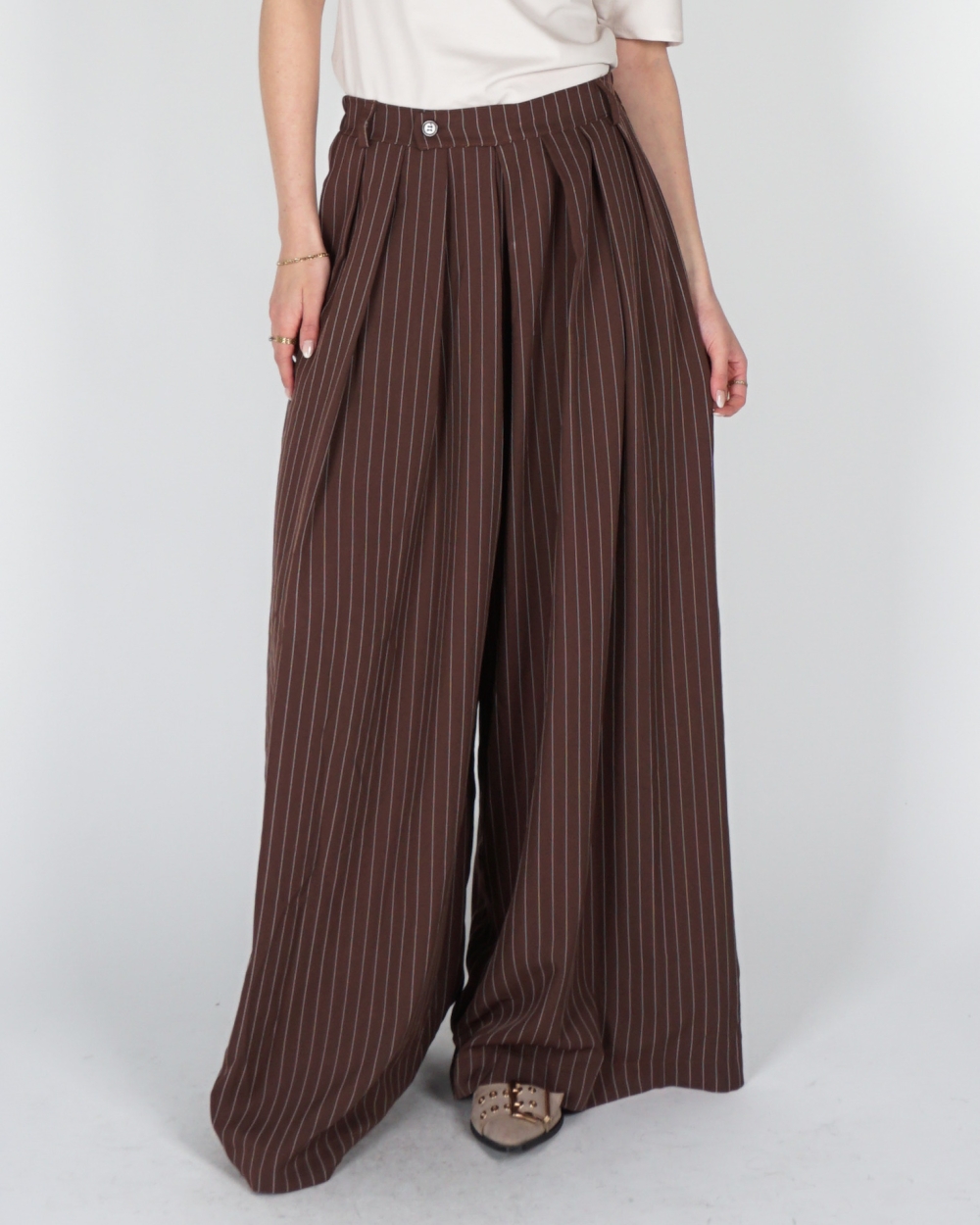 GESTREEPTE PANTALON MET PLOOIEN BRUIN