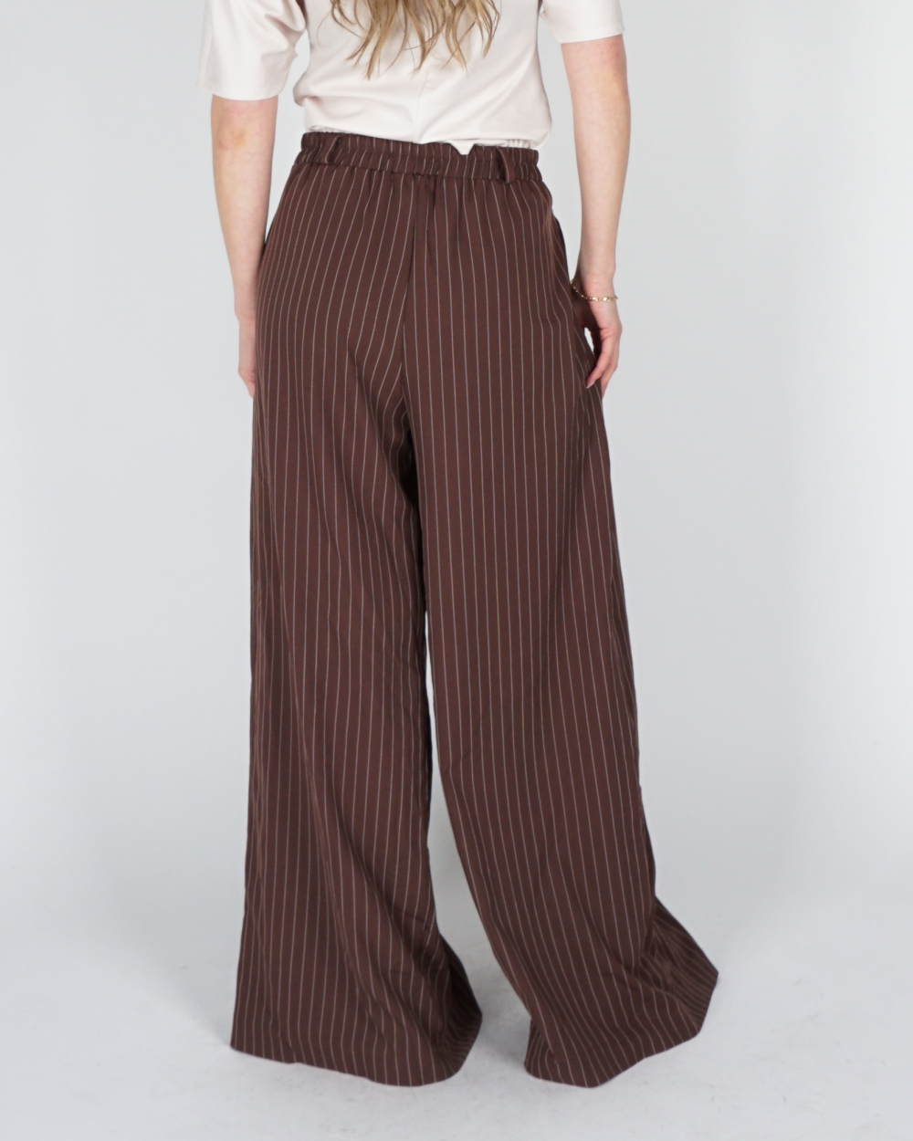 GESTREEPTE PANTALON MET PLOOIEN BRUIN