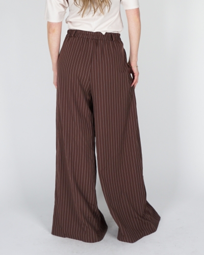 GESTREEPTE PANTALON MET PLOOIEN BRUIN