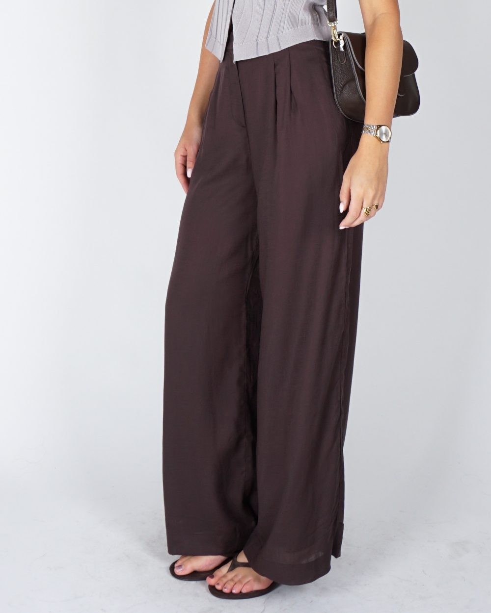 BROEK MET WIJDE PIJPEN EN HALF ELASTISCHE TAILLE