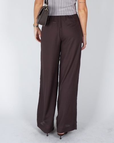 BROEK MET WIJDE PIJPEN EN HALF ELASTISCHE TAILLE