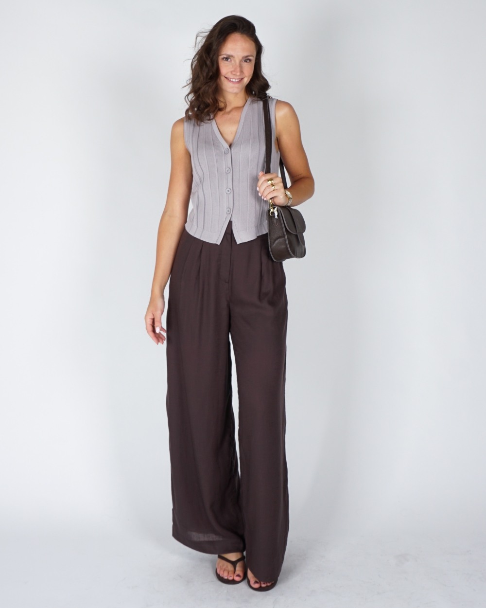 BROEK MET WIJDE PIJPEN EN HALF ELASTISCHE TAILLE