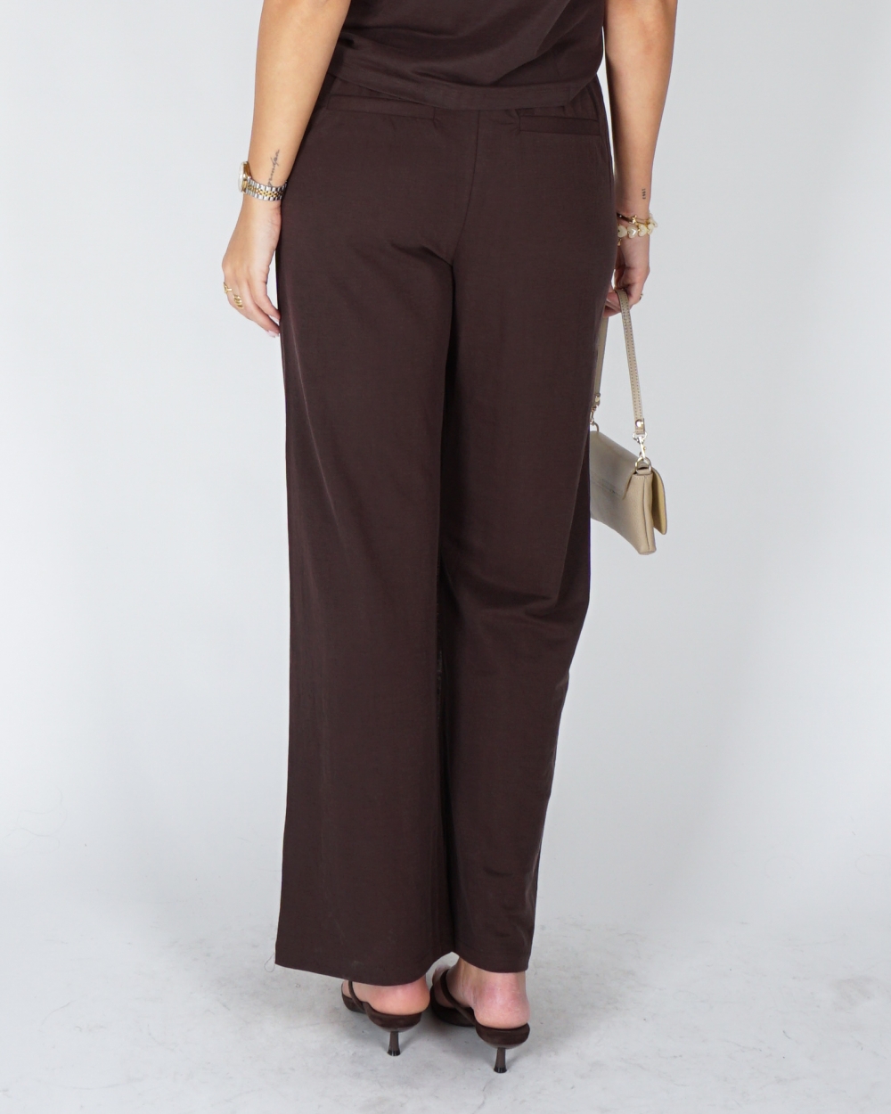 BROEK MET WIJDE PIJPEN EN OVERSLAGDETAIL BRUIN