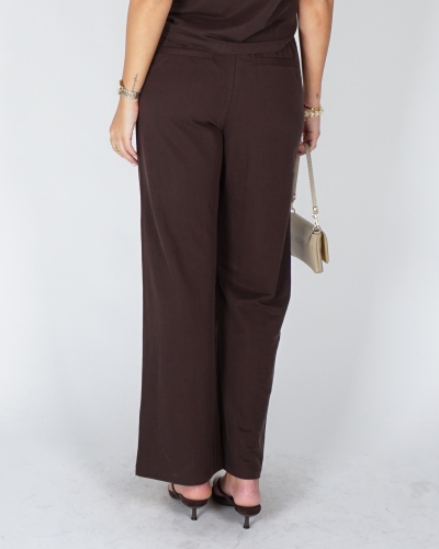 BROEK MET WIJDE PIJPEN EN OVERSLAGDETAIL BRUIN