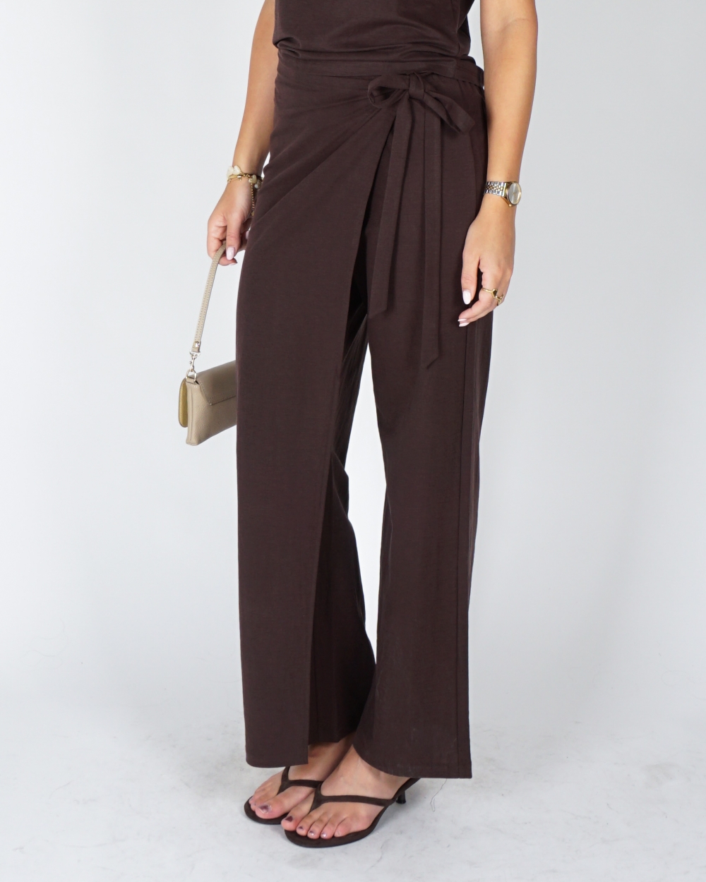 BROEK MET WIJDE PIJPEN EN OVERSLAGDETAIL BRUIN