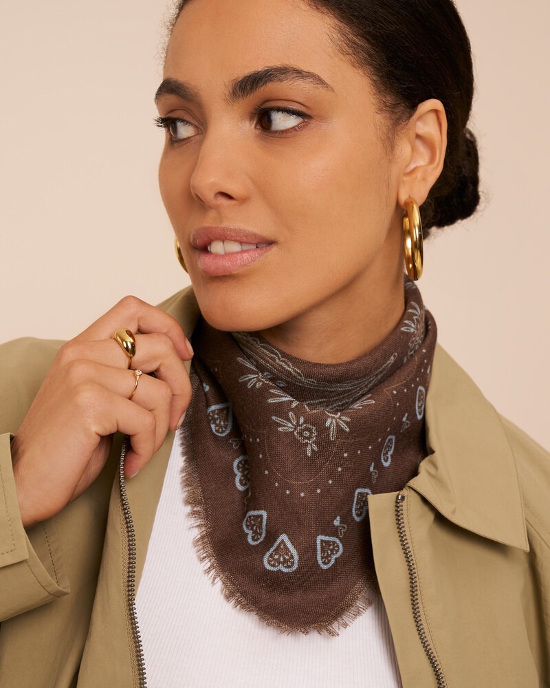 BRUINE SJAAL MET BLAUWE PAISLEY PRINT