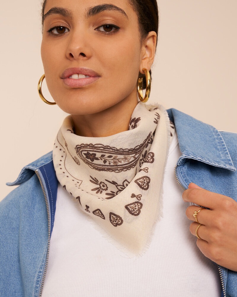 BEIGE SJAAL MET BRUINE PAISLEY PRINT