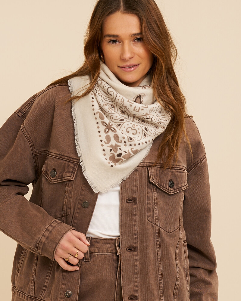 BEIGE SJAAL MET PAISLEY PRINT
