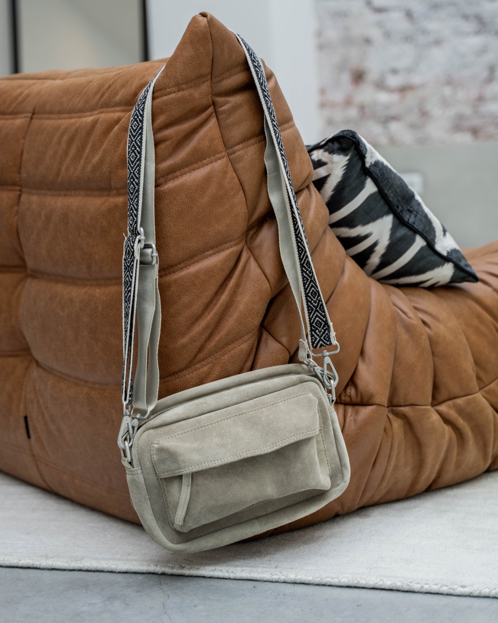 SUEDE SCHOUDERTAS BEIGE