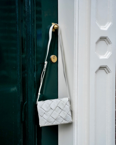 GEVLOCHTEN CROSSBODY TAS ECRU