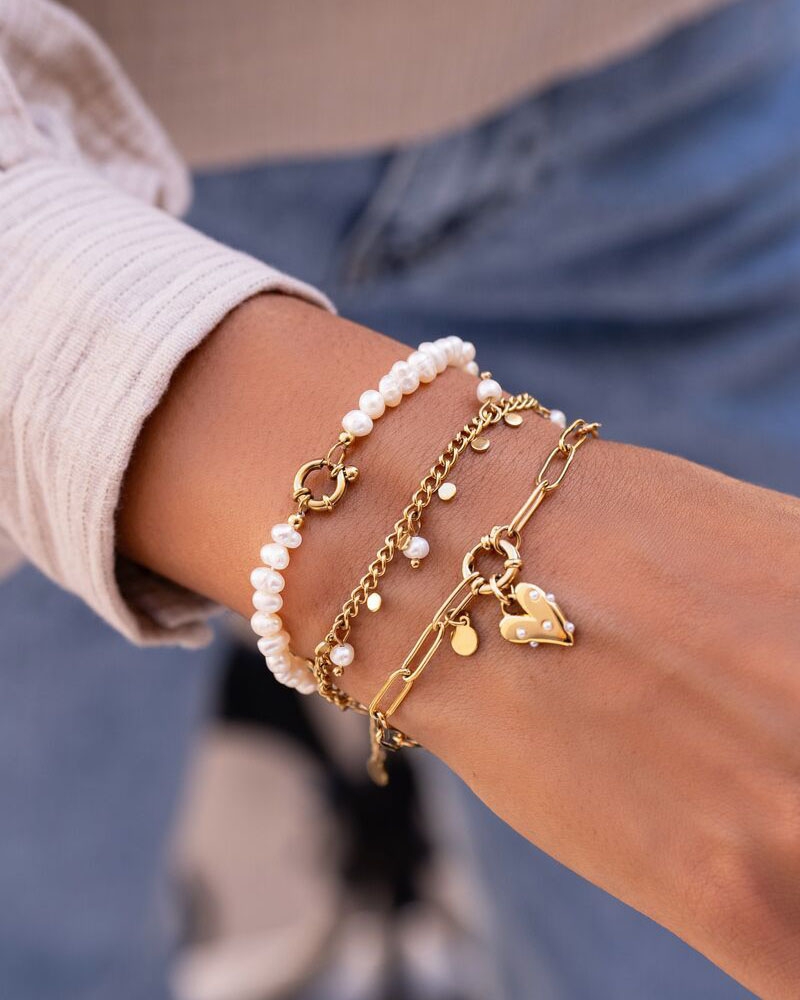 ARMBAND MET GROOT HART EN PARELS GOUD