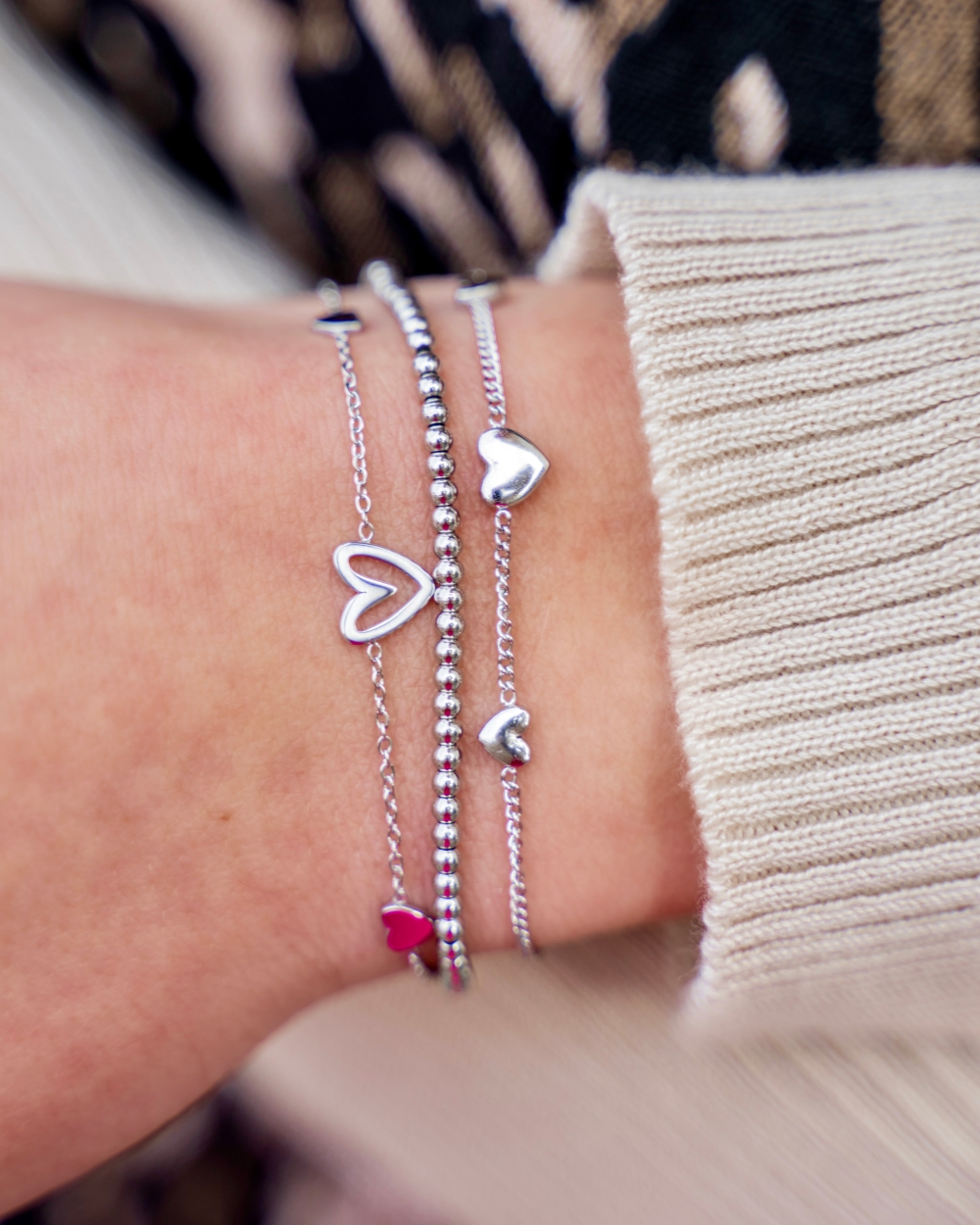 ARMBAND MET DRIE HARTJES ZILVER