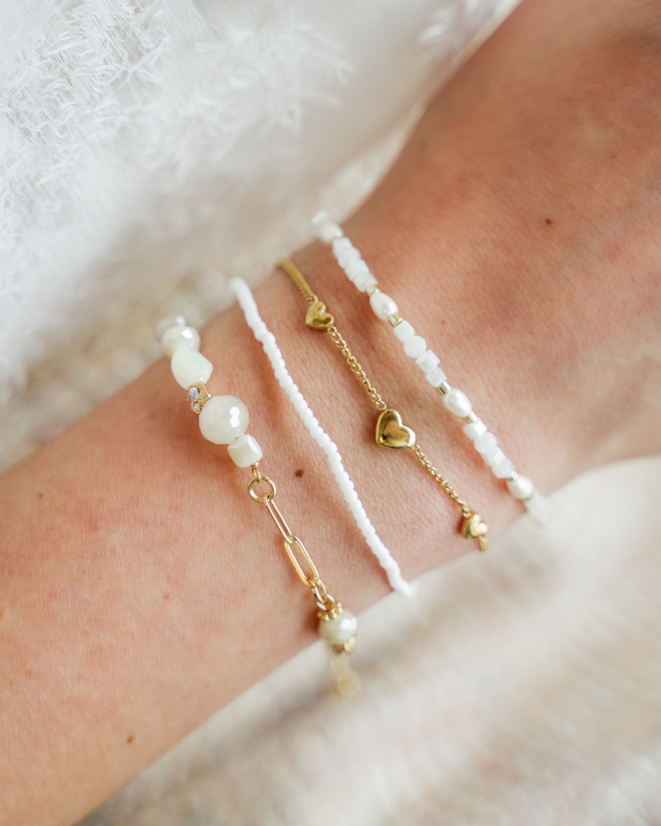 ARMBAND MET DRIE HARTJES GOUD