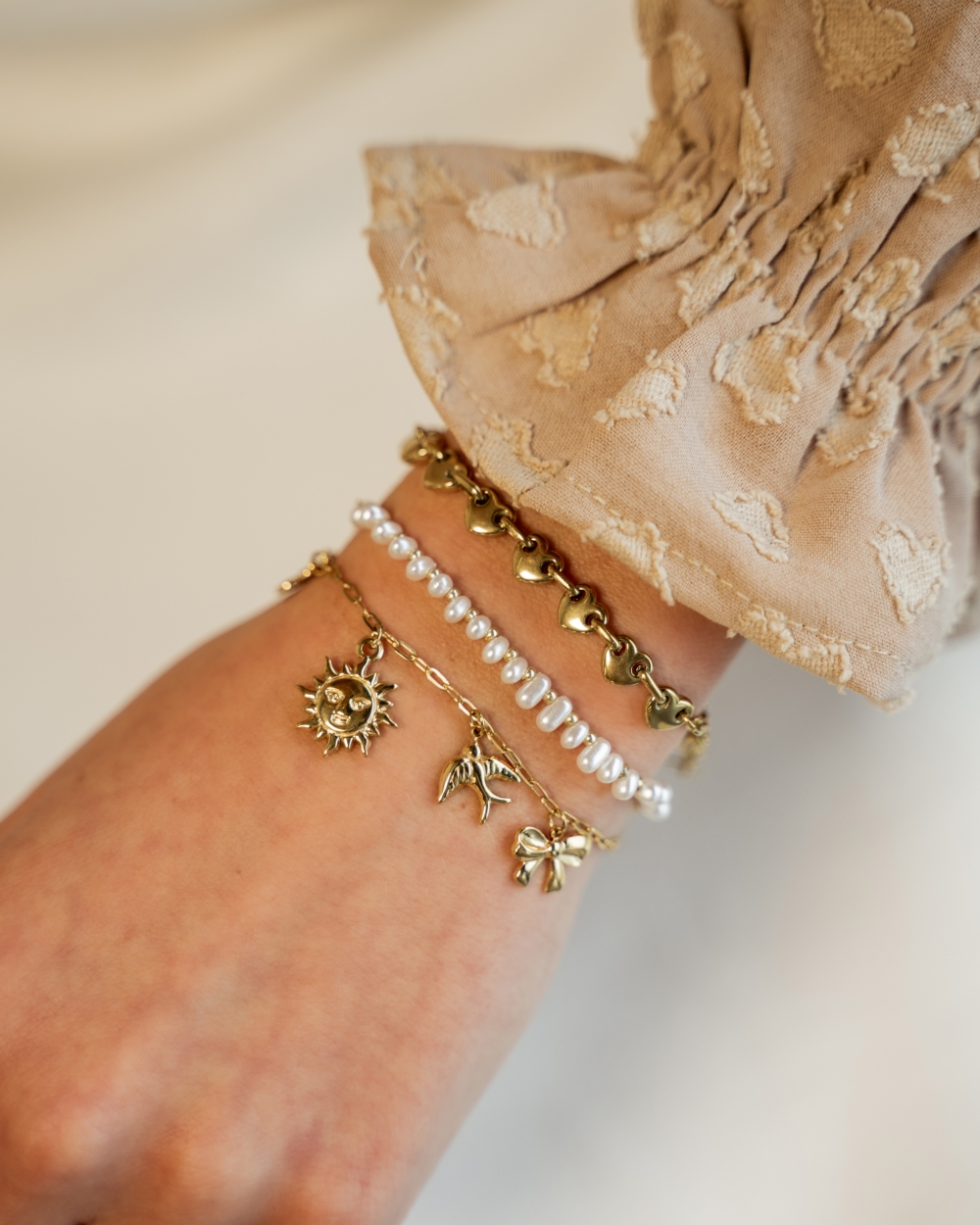 ARMBAND SCHAKEL EN PARELTJES GOUD