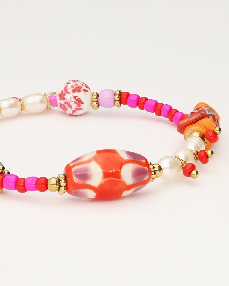 ART GEKLEURDE KRALEN ARMBAND GOUD