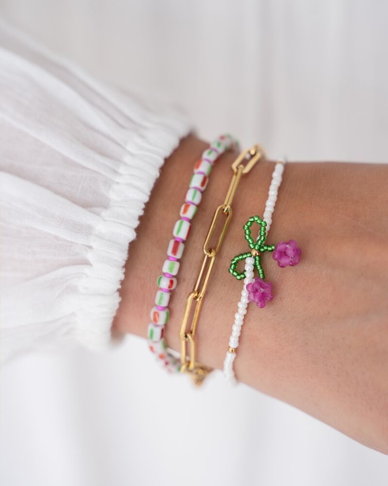 WITTE KRALEN ARMBAND MET KERS GOUD