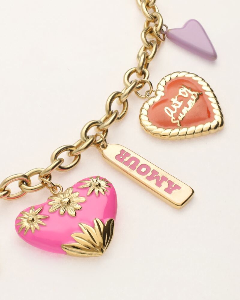 ART ARMBAND MET VERSCHILLENDE BEDELS GOUD
