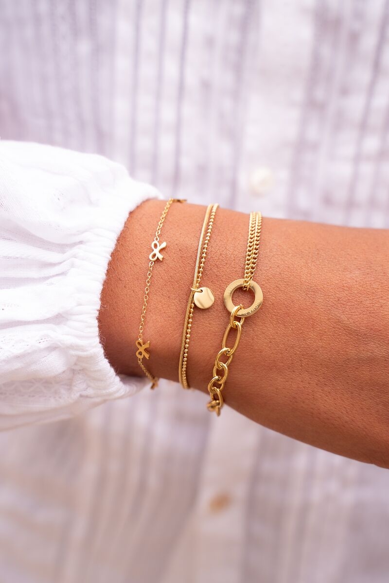 ARMBAND MET MINI STRIKJES GOUD