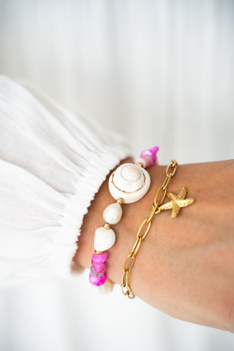 PARELARMBAND MET ROZE KRALEN EN SCHELP
