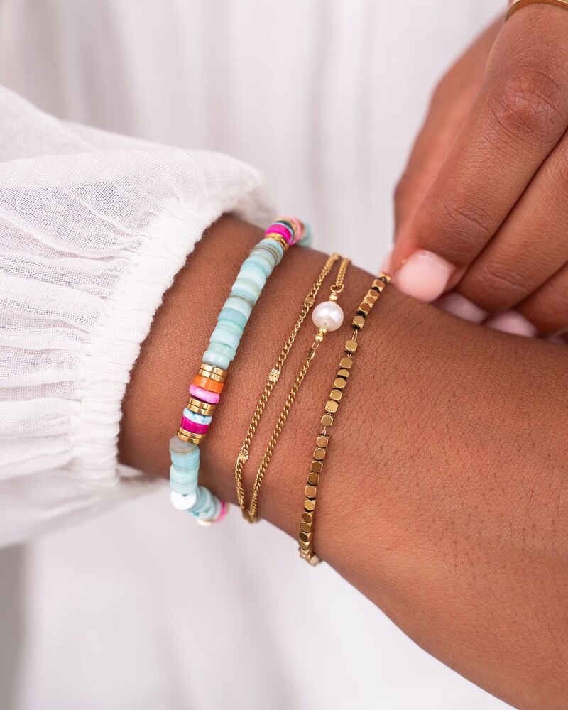 MINIMALISTISCHE DUBBELE ARMBAND MET MUNTJES EN IMITATIEPAREL GOUD