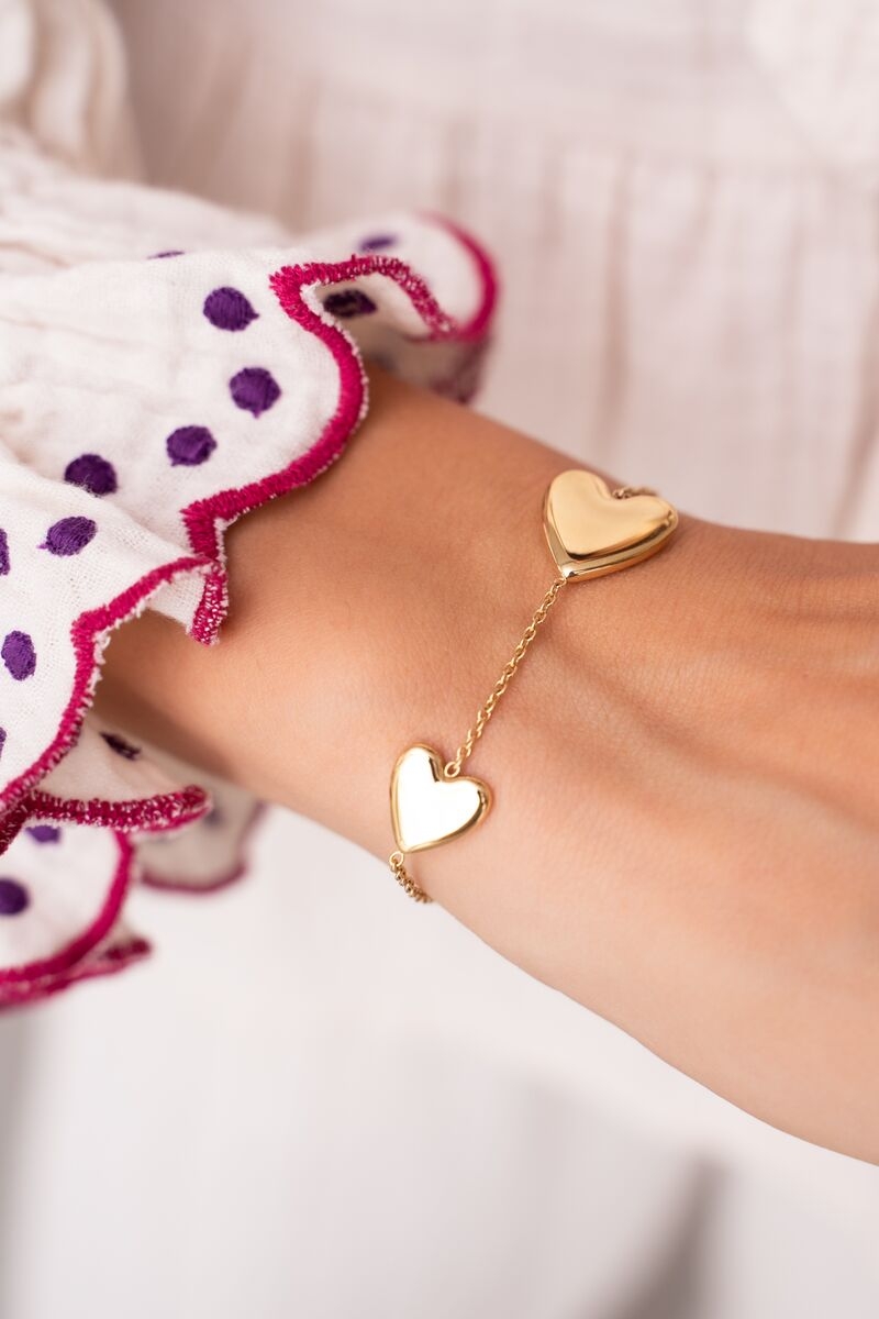 ARMBAND MET TWEE HARTJES GOUD