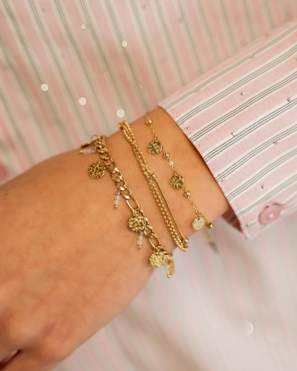 ARMBAND MUNTJE EN KRAALTJES GOUD