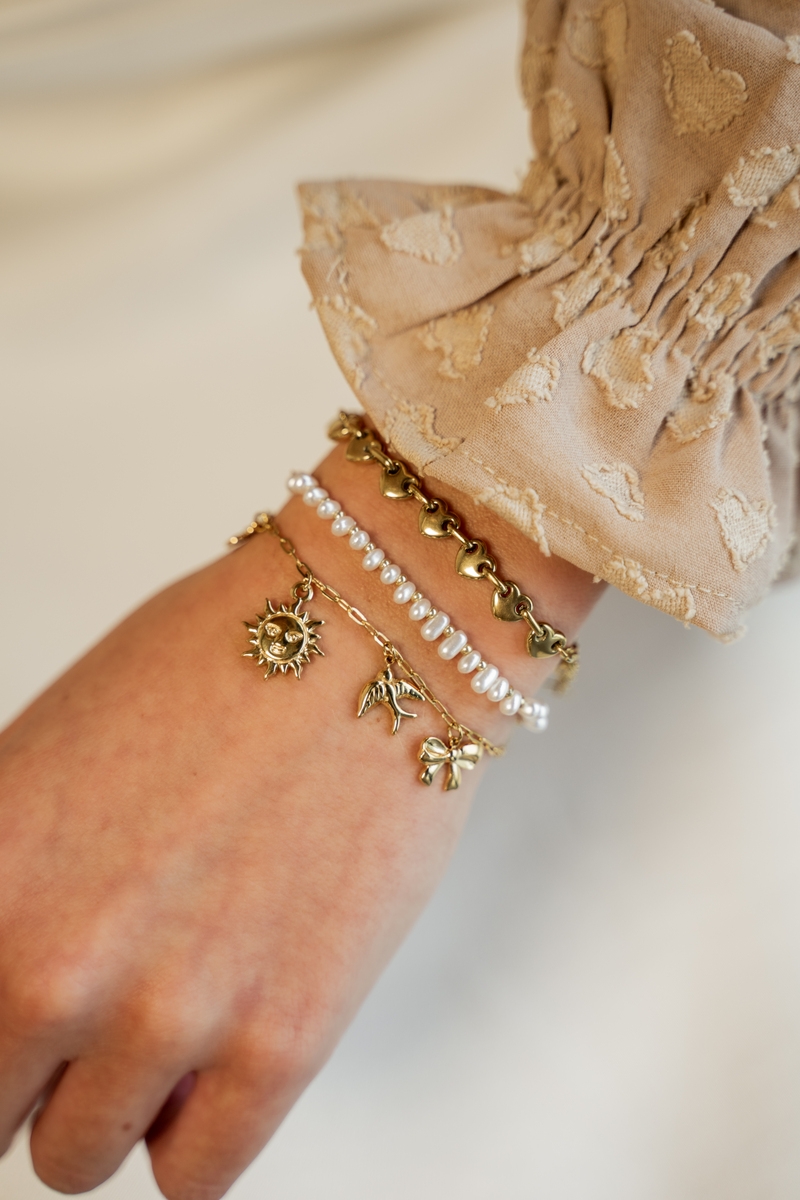 ARMBAND MET BEDELS GOUD