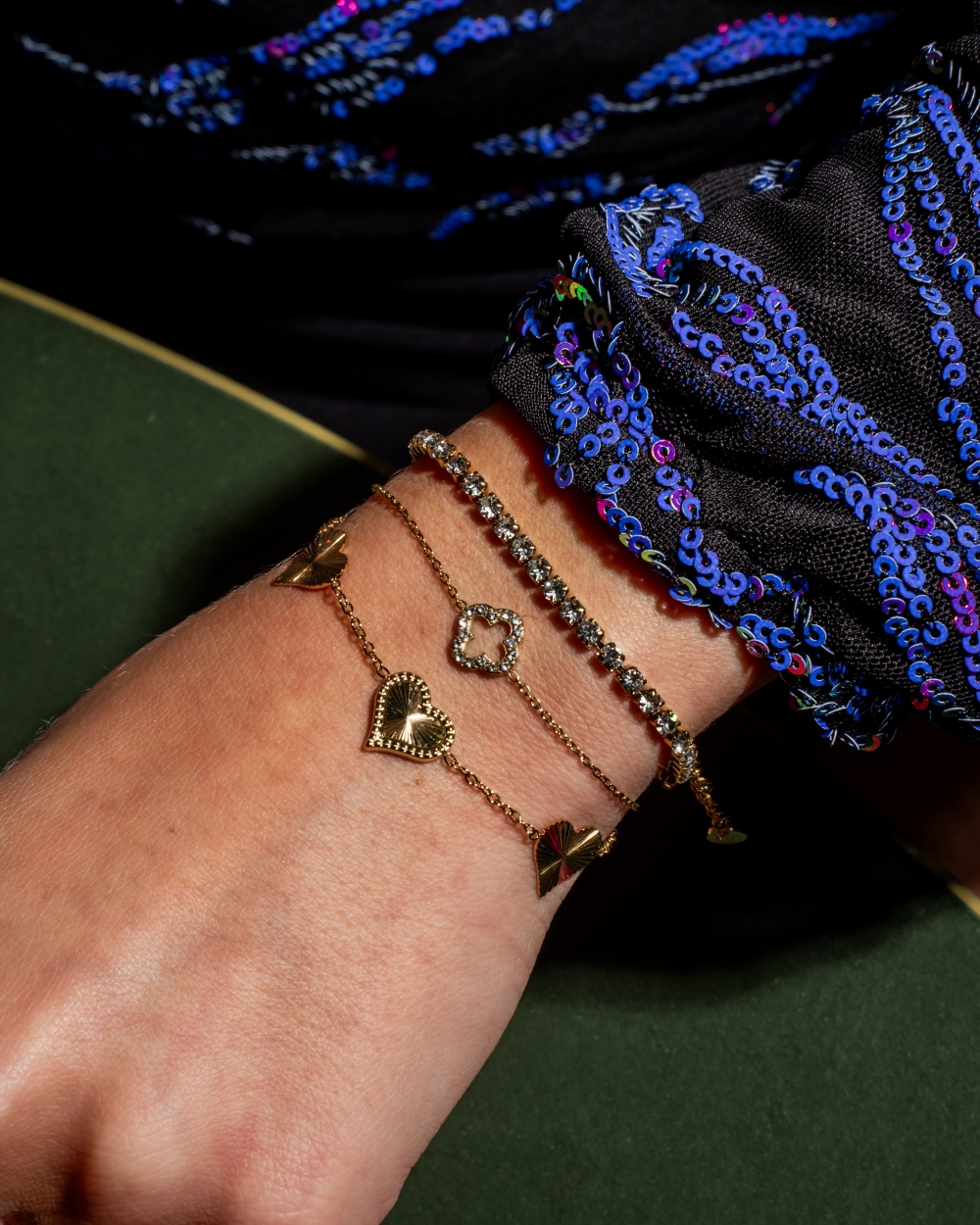 ARMBAND MET DRIE HARTJES GOUD