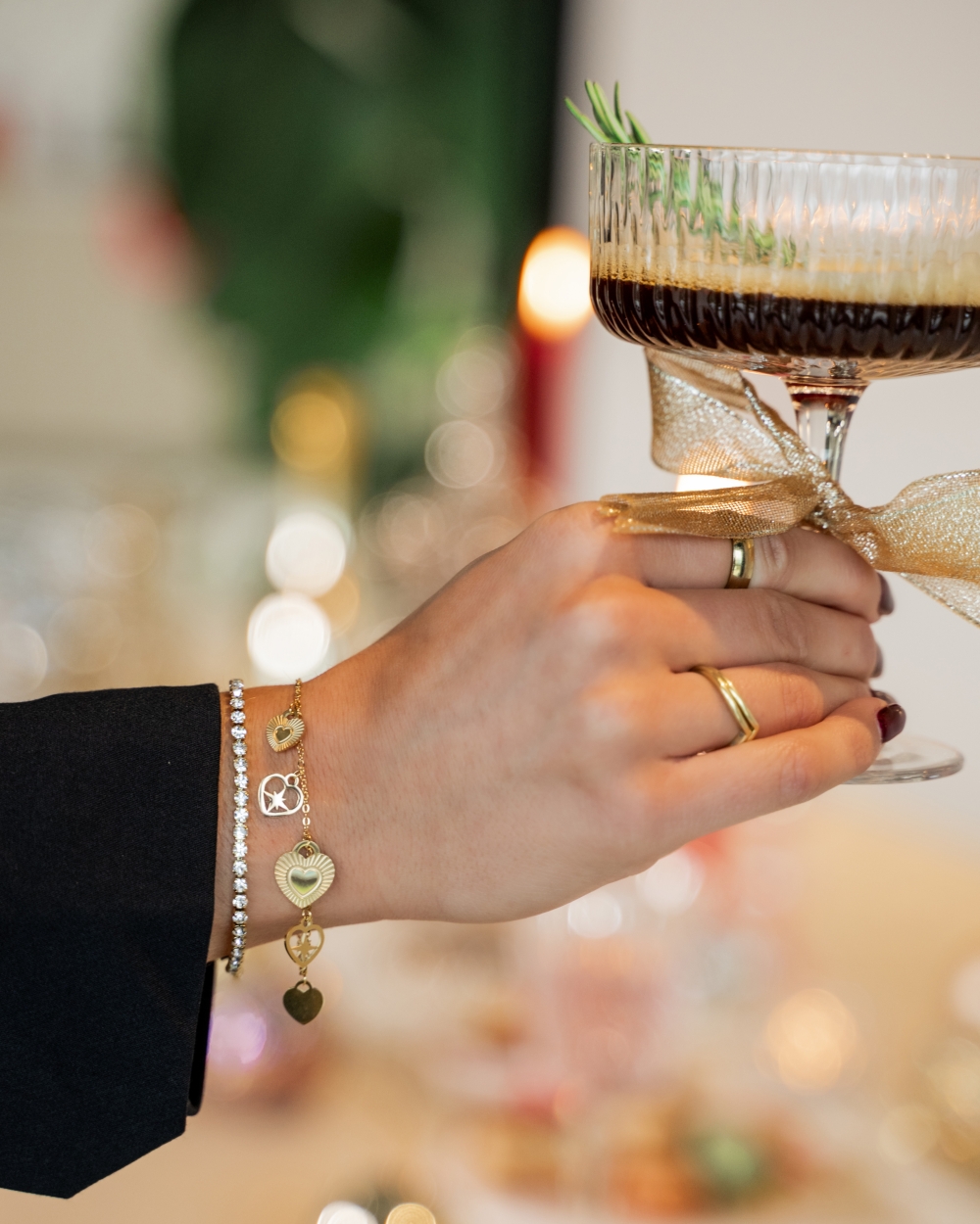 ARMBAND MET DRIE HARTJES GOUD
