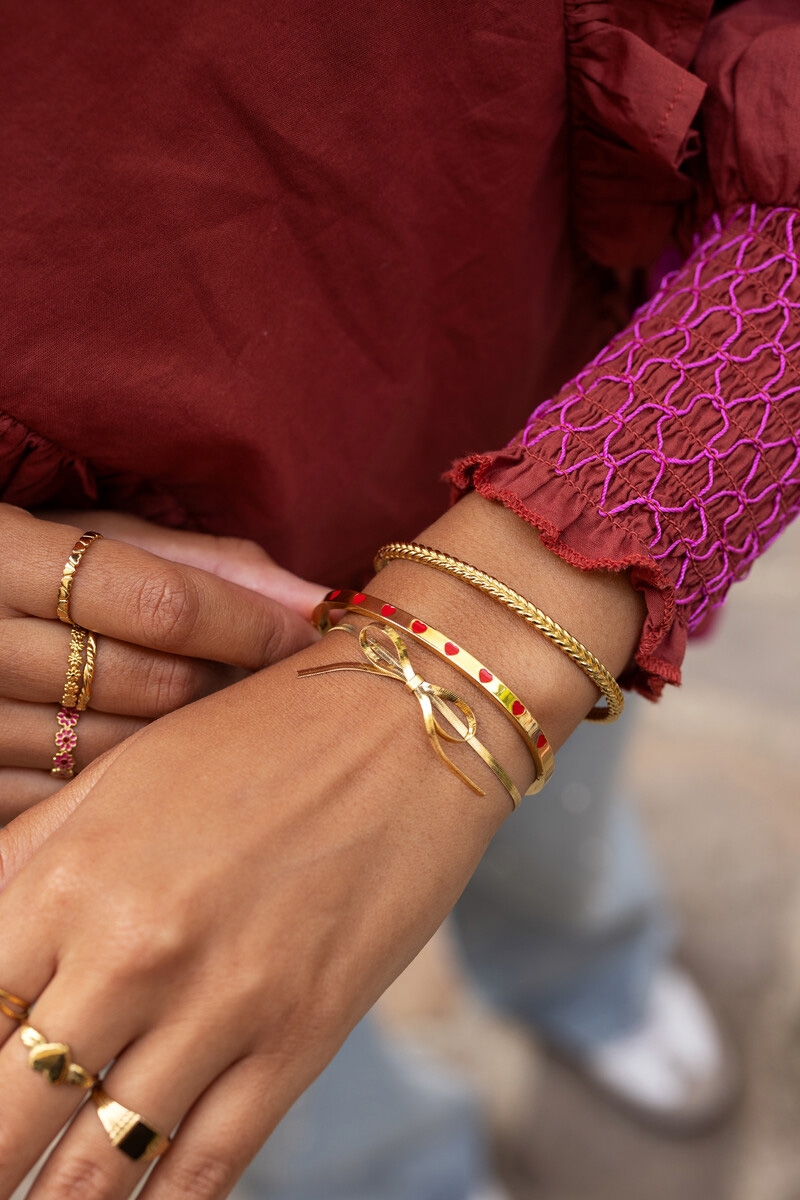 BANGLE MET RODE HARTJES GOUD